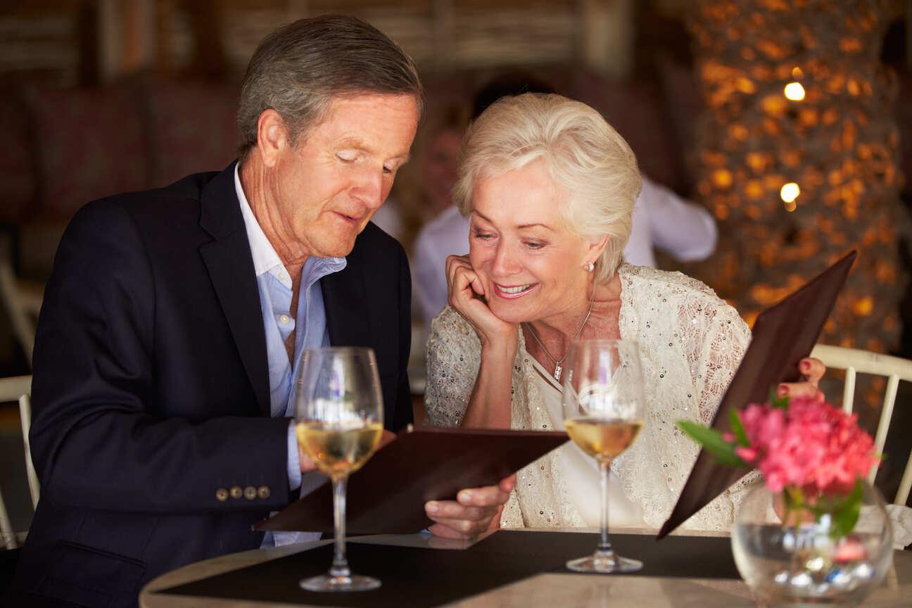 Pareja que disfruta de la oferta Deluxe en el hotel-restaurante Didier Méril